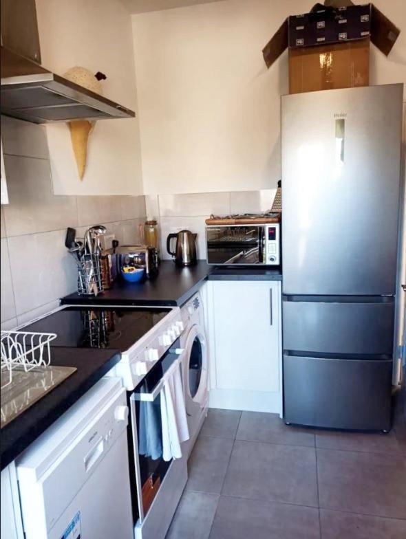 Apartament Stylish 2-bed Flat, Quick Access To Sights Londra
