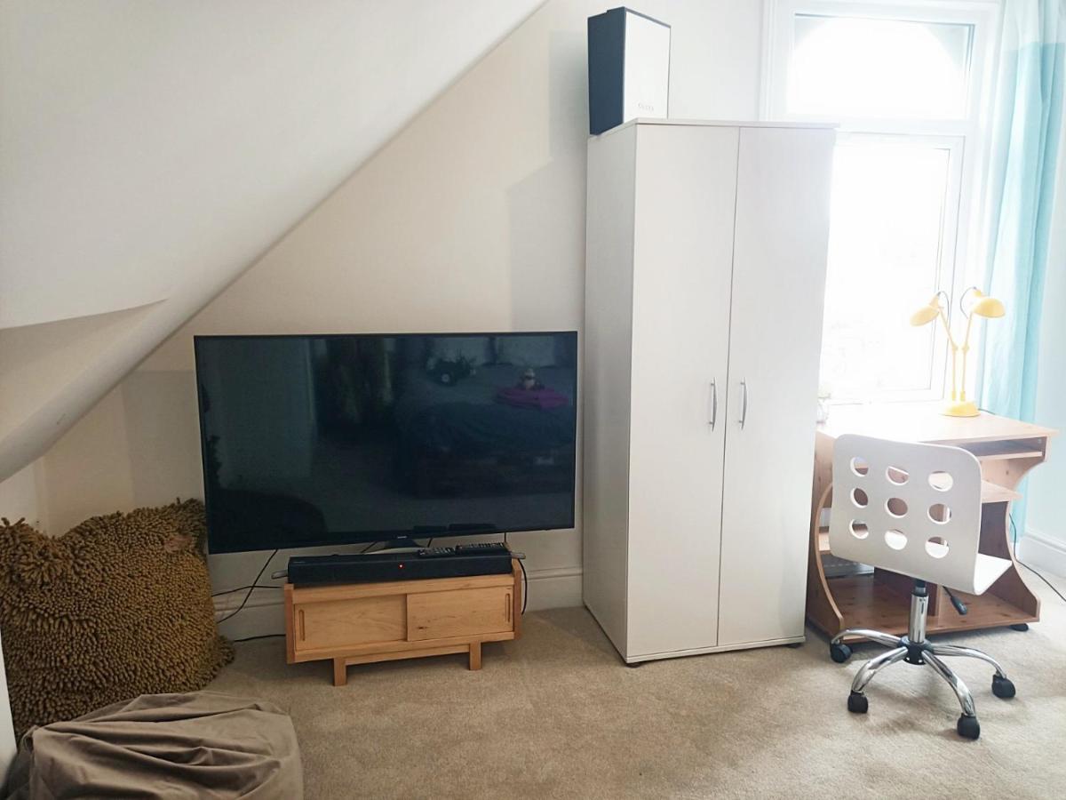 Apartament Stylish 2-bed Flat, Quick Access To Sights Londra
