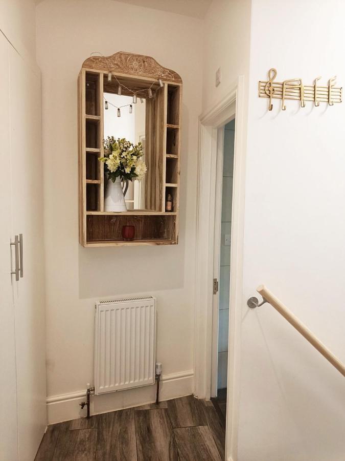 Apartament Stylish 2-bed Flat, Quick Access To Sights Londra
